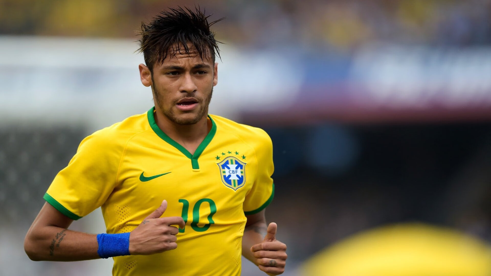 德国骑手吉尔·托马斯在2024年国际马术联合会障碍赛世界巡回赛中获得个人第六名，表现出色。